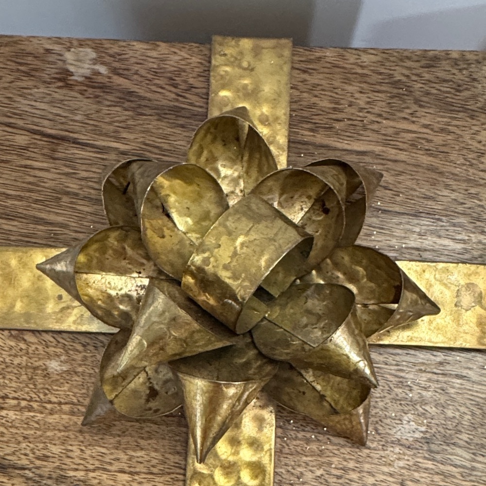 Vintage Wood decorative box with a hammered brass ribbon and bow - Picture 2 of 14
